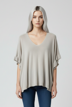 Lade das Bild in den Galerie-Viewer, TOP `Sweet Basic´ (Feinstrick/Volants), beige
