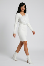 Lade das Bild in den Galerie-Viewer, KLEID `Couture Camelia´, crèmeweiß
