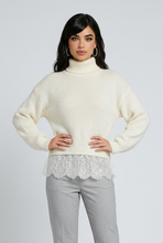 Lade das Bild in den Galerie-Viewer, PULLOVER `Lace´ (Rollkragen), weiß
