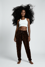 Lade das Bild in den Galerie-Viewer, HOSE `Cozy´, chocolate
