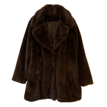 Lade das Bild in den Galerie-Viewer, MANTEL `Kuddle me´ (Kunstfell), chocolate (Midi)
