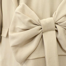 Lade das Bild in den Galerie-Viewer, BLAZER `Bow´, beige
