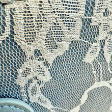 Lade das Bild in den Galerie-Viewer, TASCHE `Lace´, baby blue
