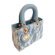 Lade das Bild in den Galerie-Viewer, TASCHE `Lace´, baby blue
