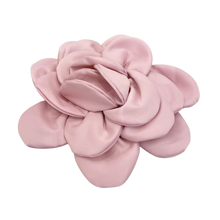 Lade das Bild in den Galerie-Viewer, BROSCHE `Big Couture Camelia´, rosa
