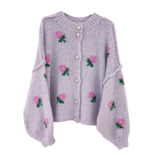 Lade das Bild in den Galerie-Viewer, CARDIGAN `Classy &amp; Flowers´, flieder

