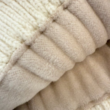 Lade das Bild in den Galerie-Viewer, MÜTZE `C´, crème
