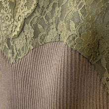 Lade das Bild in den Galerie-Viewer, TOP `Elegant Lace´ (ärmellos), olive
