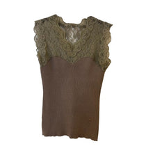 Lade das Bild in den Galerie-Viewer, TOP `Elegant Lace´ (ärmellos), olive
