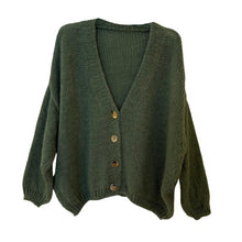 Lade das Bild in den Galerie-Viewer, CARDIGAN `Goldknöpfe´, khaki
