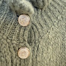 Lade das Bild in den Galerie-Viewer, CARDIGAN `Sweet Ruffles´ (Langarm), khaki
