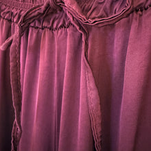 Lade das Bild in den Galerie-Viewer, HOSE Silky (Wide Leg), burgundy
